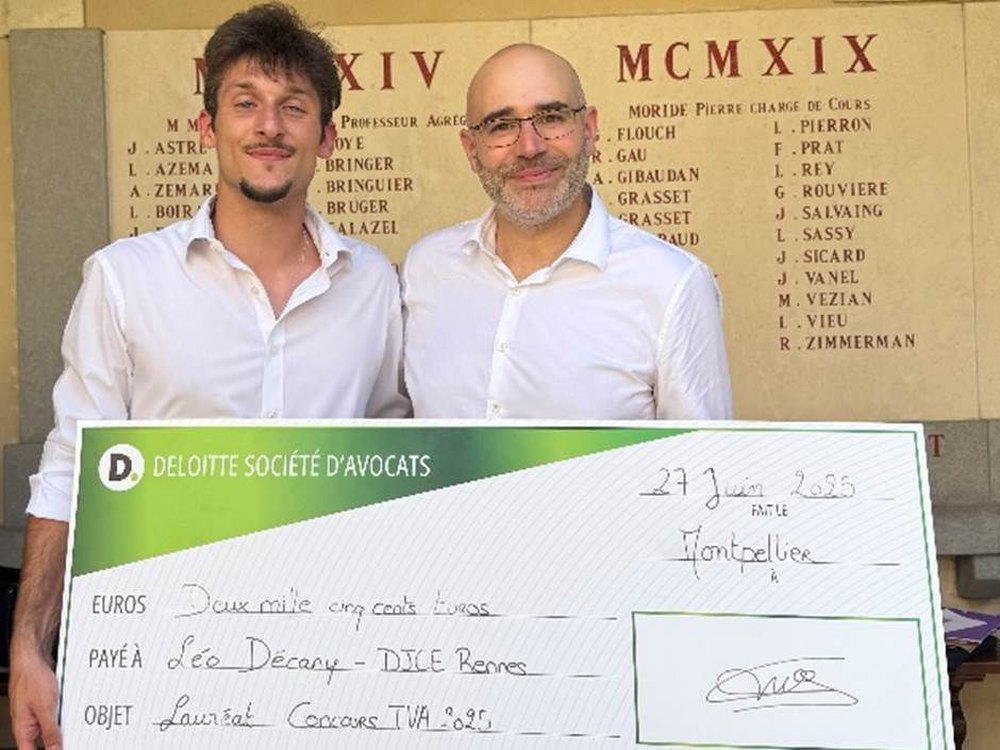 Léo Decagny recevant le prix du concours TVA de Deloitte Société d'Avocats
