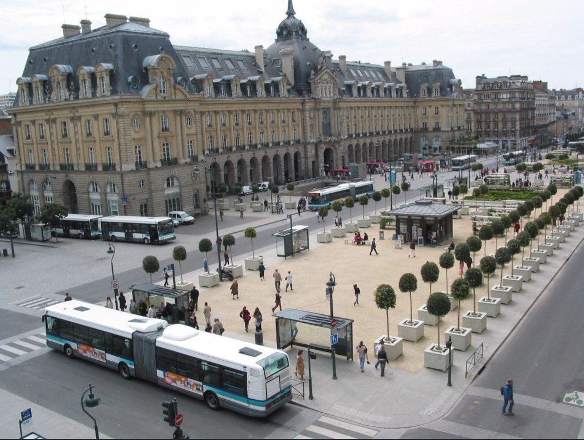 La place Sainte-Anne à Rennes, desservie par le bus et le métro